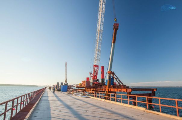 Крымский мост начали сооружать в акватории