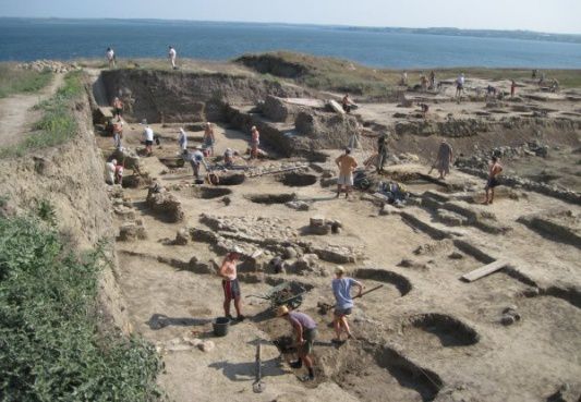 На раскопках древней Фанагории обнаружен самый древний античный храм России