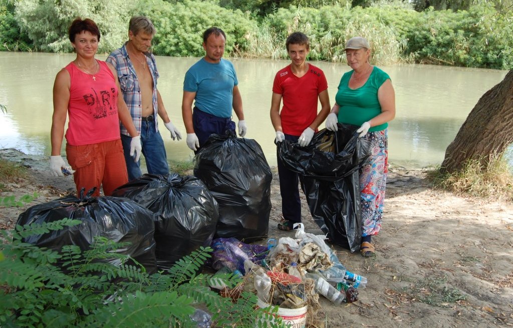 Работники «Югводоканала» на экологическом субботнике собрали с берегов таманских водоемов 5 тонн мусора 
