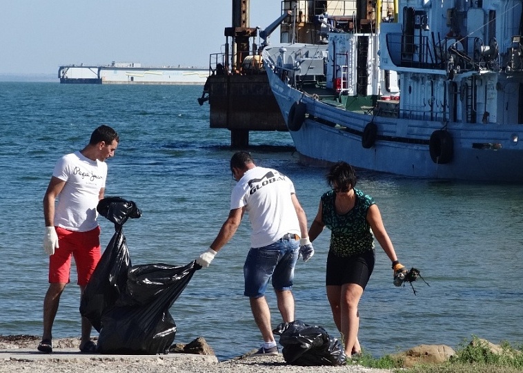 Жители Таманского поселения на субботнике очистили от мусора 6 км пляжей