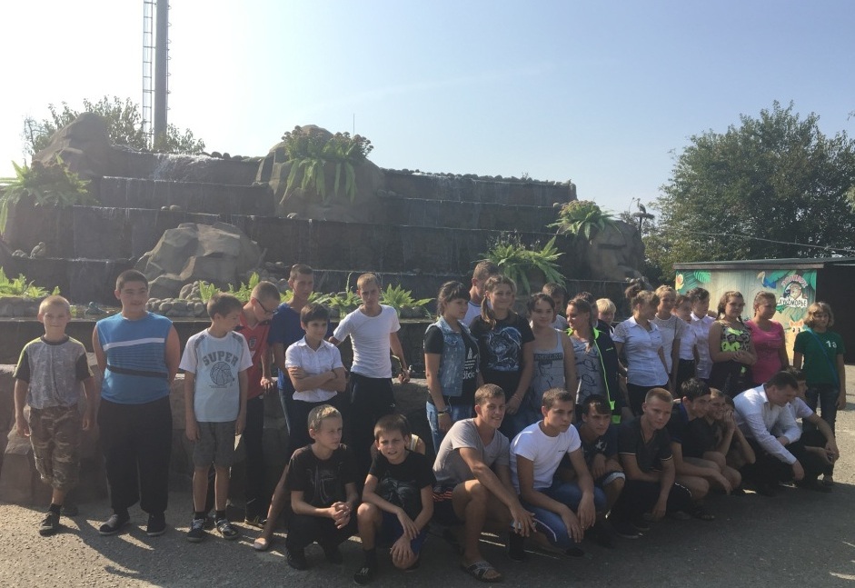 Темрюкские полицейские организовали для подшефной школы-интерната поездку в зоопарк