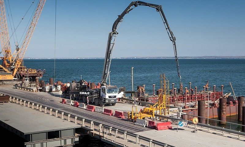 Завершается строительство 1-ой в акватории опоры Крымского моста 