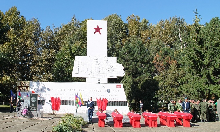 В Стрелке перезахоронили 112 советских воинов-освободителей 