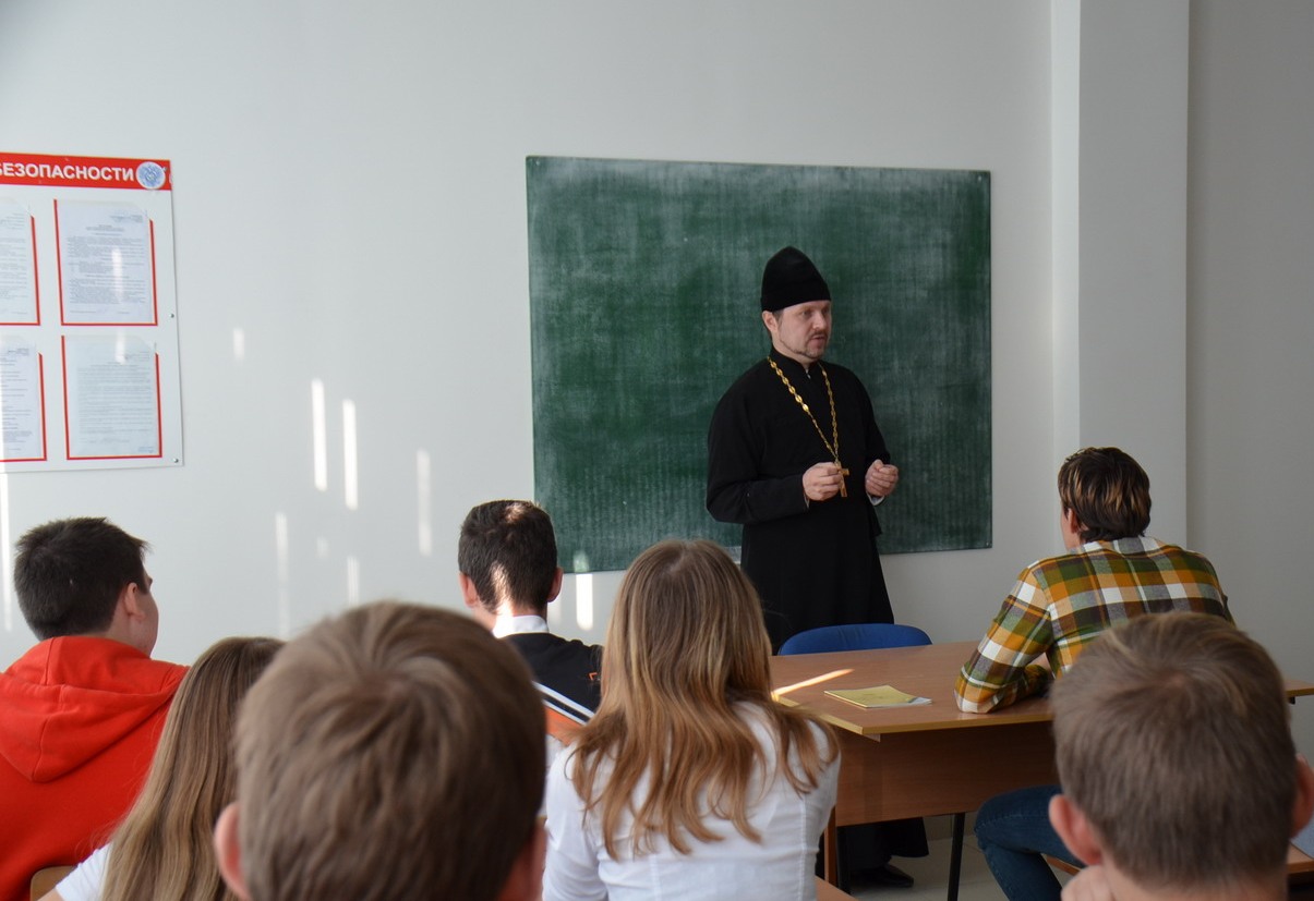 Встреча православного священнослужителя и студентов, приуроченная к 2-ум предстоящим большим праздникам