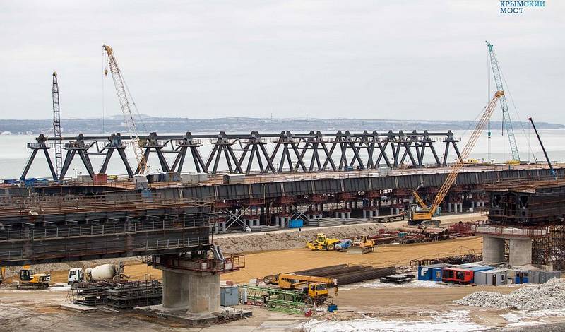 Строители Крымского моста приступают к сборке сводов арок
