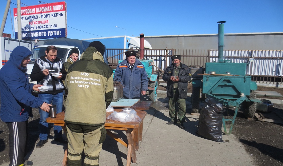 Помощь районных казаков водителям, попавшим в трудную ситуацию на Керченской переправе