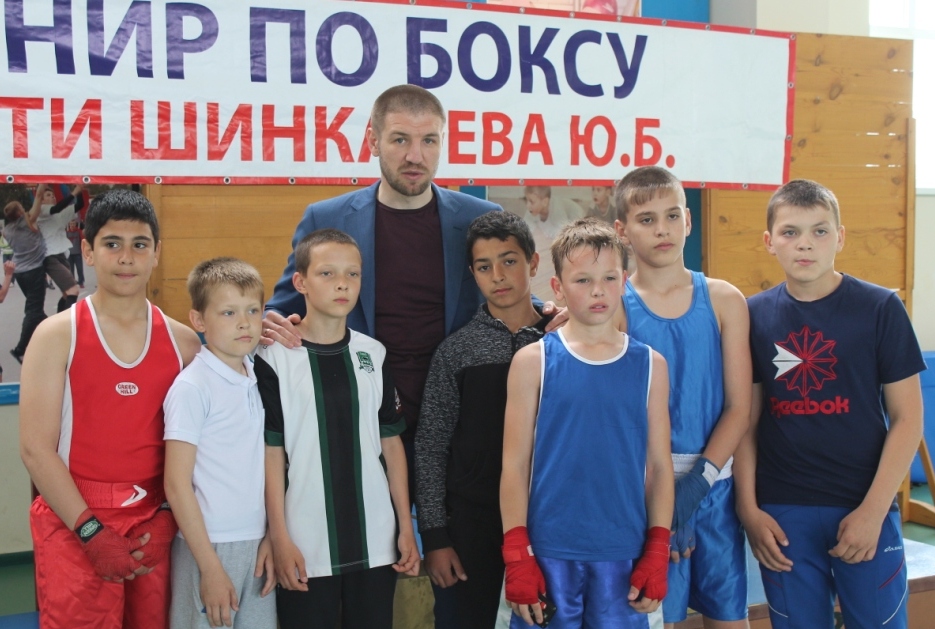 Чемпион Мира по профессиональному боксу Дмитрий Пирог посетил юношеский турнир по боксу в Голубицкой