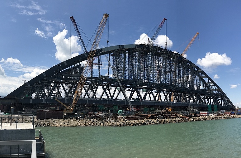 На керченском берегу завершена укрупнительная сборка железнодорожного арочного пролета Крымского моста