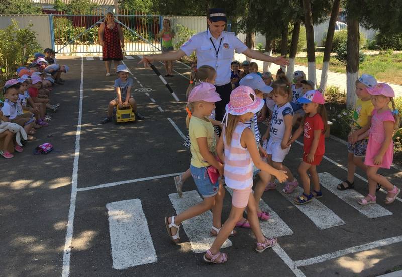 Сотрудники Госавтоинспекции провели для детей урок по правилам дорожного движения