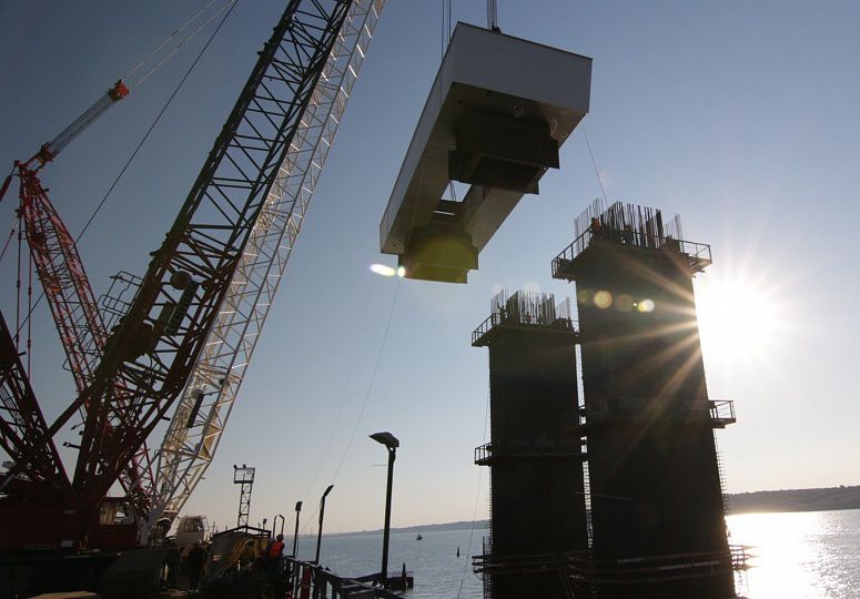 Фарватерные опоры Крымского моста набирают проектную высоту