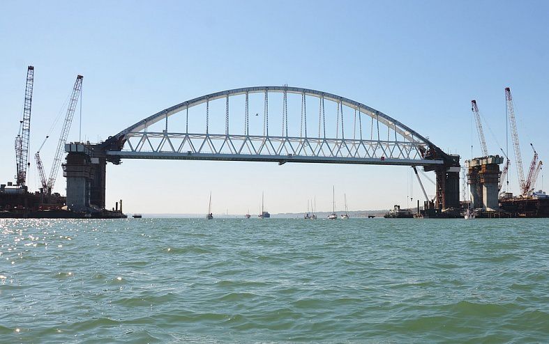 Под аркой моста через Керченский пролив прошёл парад парусников 