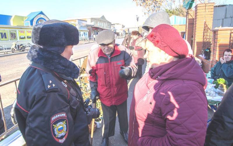 Полицейские проверили правопорядок на рынке в Старотитаровской
