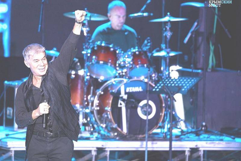 Олег Газманов дал концерт для строителей Крымского моста