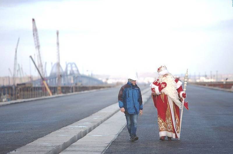 По Крымскому мосту прошёл Дед Мороз