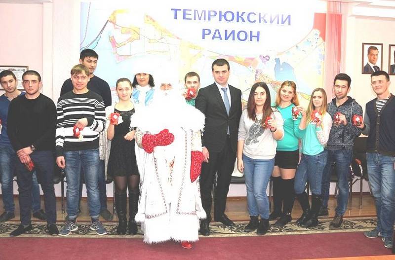 В канун Нового года молодые люди из числа детей-сирот Темрюкского района получили новые квартиры