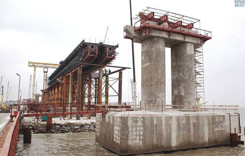 Началось сооружение морских пролетов Крымского моста под железную дорогу