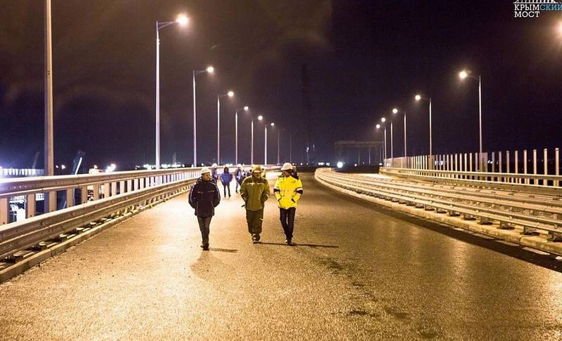 Строители Крымского моста протестировали освещение автодороги к нему 