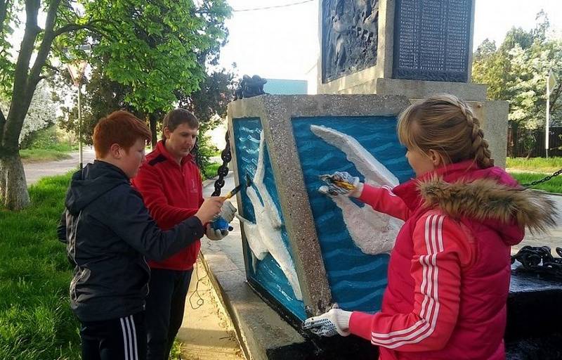 Темрюкские школьники облагородили памятник погибшим рыбакам