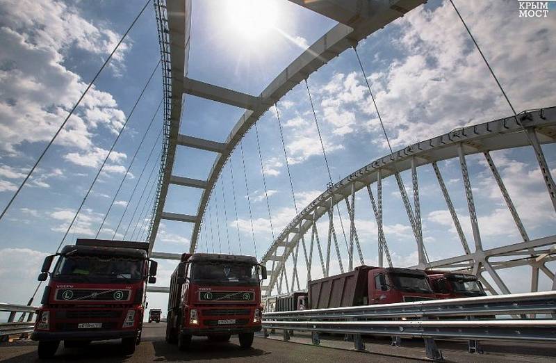 Специалисты завершили укладку асфальта на Крымском мосту и на автодорожной части провели приёмочные испытания