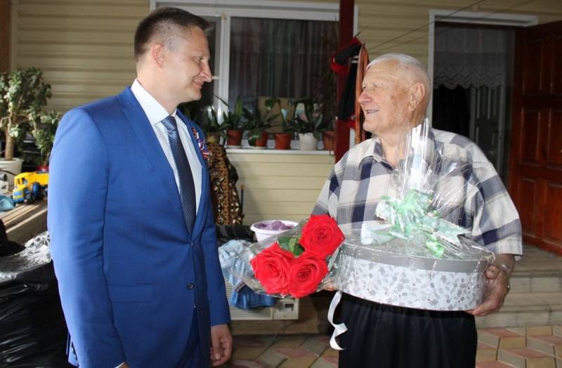 Мэр Темрюка с поздравлениями и подарками навестил городских ветеранов Великой Отечественной войны 