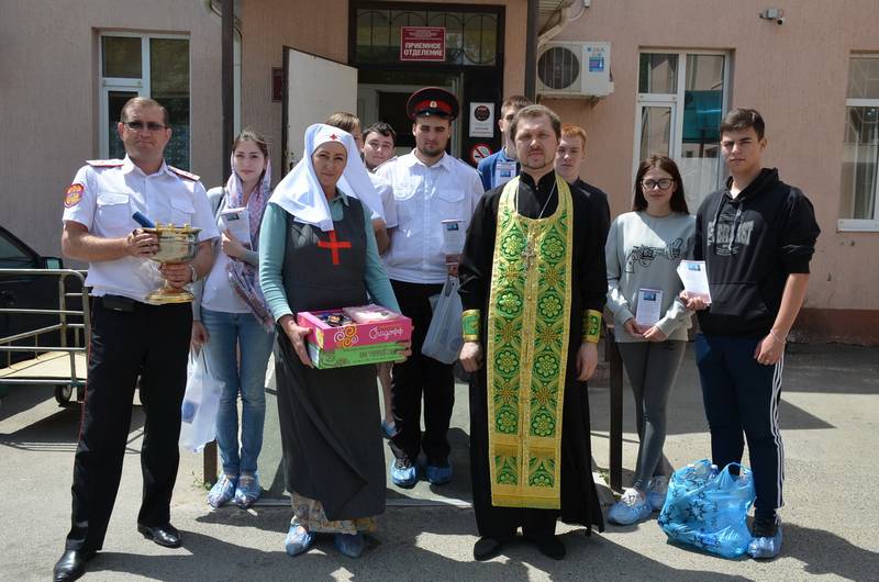В праздник Святой троицы священнослужители и студенты поздравили пациентов Темрюкской ЦРБ