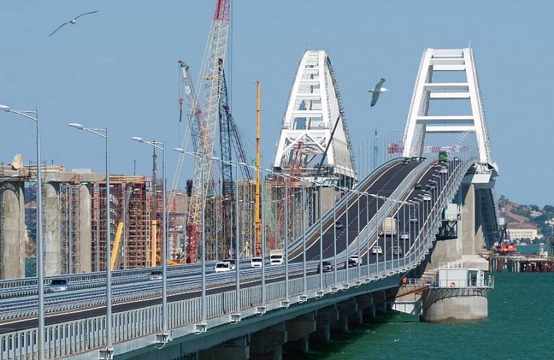 Более полумиллиона автомобилей проехали по Крымскому мосту с момента открытия на нём движения... И другая статистика