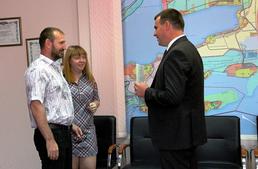 Молодая семья из посёлка Приморского получила жилищный сертификат