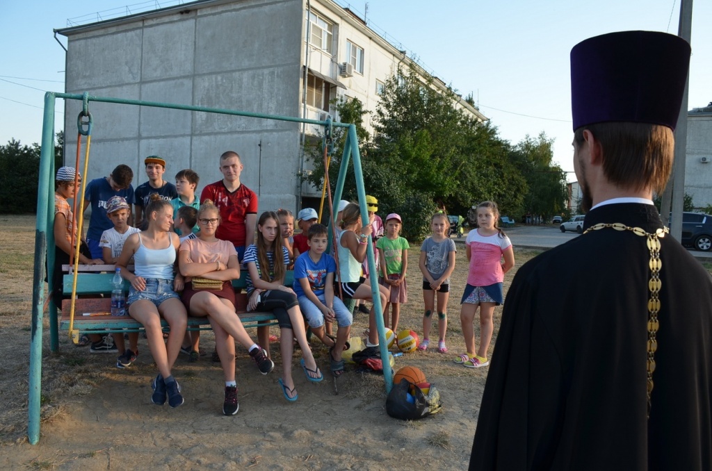 Встреча молодёжи со священнослужителем на летней площадке в Правобережном