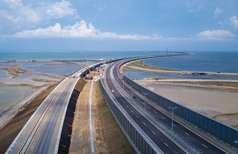 На Крымском мосту уложены первые рельсы