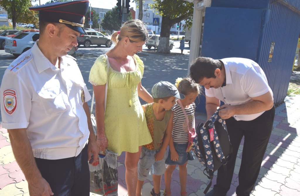 Темрюкские полицейские и общественники  приняли участие в благотворительной акции: «Соберём ребёнка в школу!»