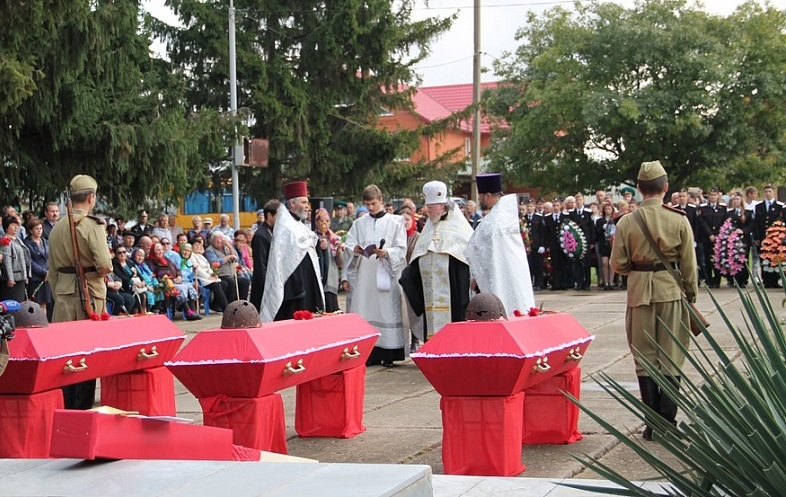 В посёлке Стрелке прошла церемония перезахоронения советских солдат