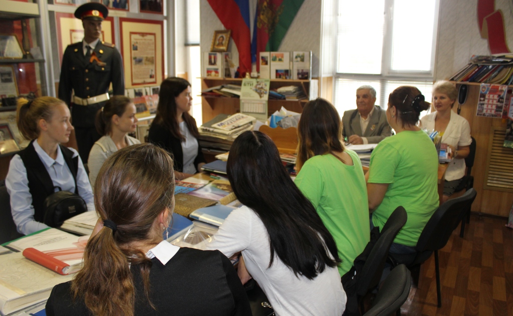 Ветераны ОМВД и общественники провели для подростков экскурсию в музей темрюкской полиции