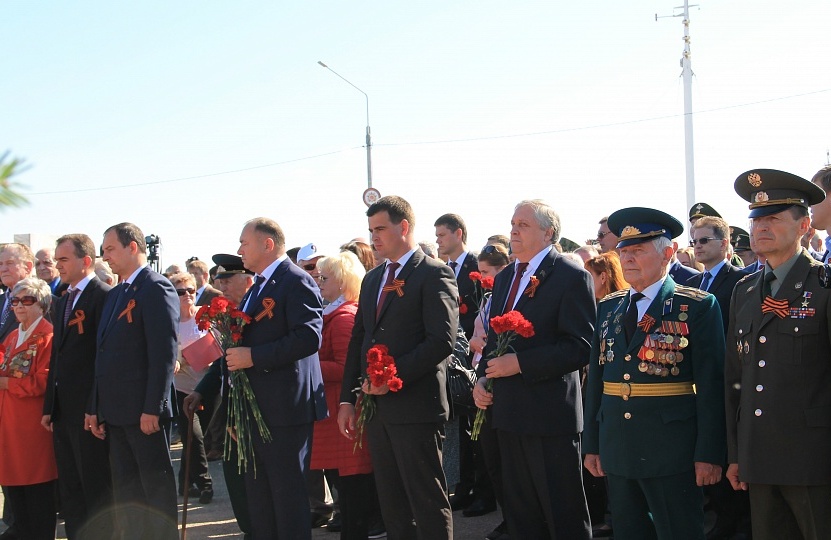 Губернатор Кубани в Темрюкском районе возложил цветы к монументам героев войны