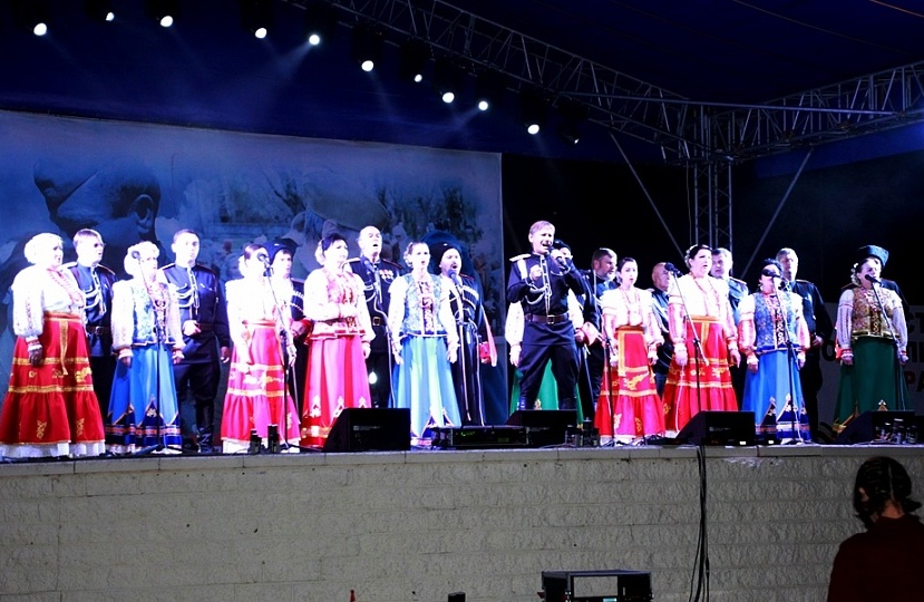 Праздничные мероприятия, посвящённые 75-ой годовщине освобождения Таманского полуострова, завершились в Темрюке на площади Труда
