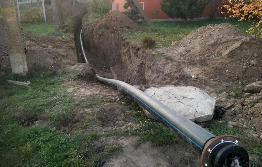 В посёлке Стрелке меняют старый водопровод и строят новый