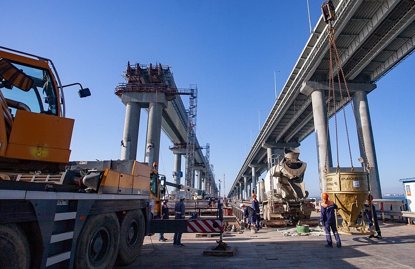 На строительстве Крымского моста раньше запланированного срока готовы все железнодорожные опоры