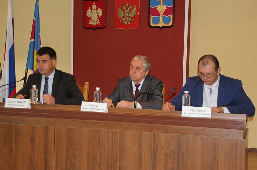 Развитие сетей автодорог обсудили на еженедельном совещании у главы муниципалитета Фёдора Бабенкова