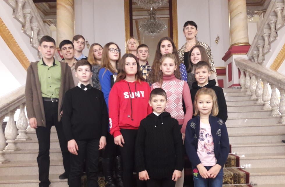 17 детей из замещающих семей Темрюкского района побывали на концерте Михаила Казиника