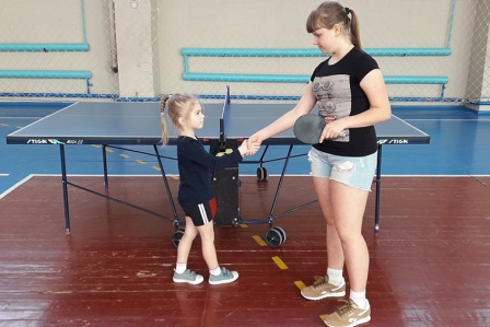 Праздничные турниры девочек и девушек по настольному теннису
