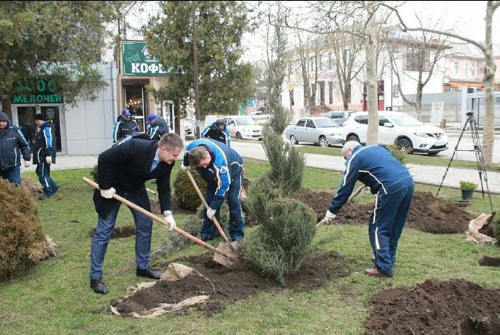В Темрюке к юбилею района высадили памятные деревья