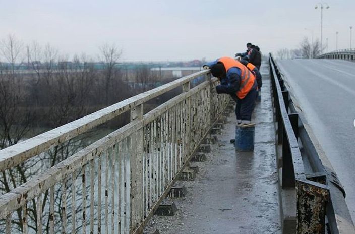 В Темрюке начался косметический ремонт «старого» моста через Кубань