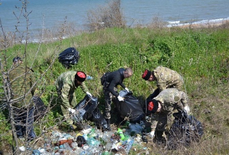 Субботник в Голубицкой: «Чистые берега»