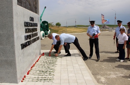 В Темрюке полицейские и ветераны МВД почтили память воинов ВОВ