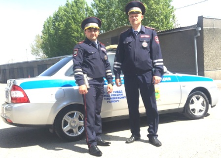 Сотрудники Темрюкского ОГИБДД помогли местному автолюбителю, попавшему на дороге в затруднительную ситуацию