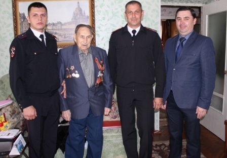 Руководство полиции и члены Общественного совета в преддверии Дня Победы поздравили ветеранов ВОВ