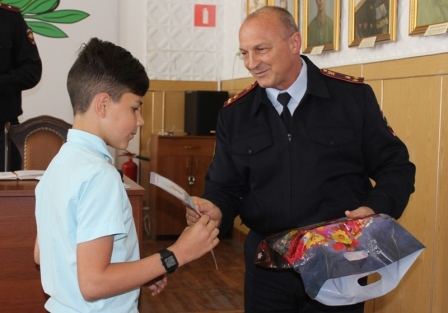 В Темрюкской полиции наградили победителей конкурса детского рисунка: «Мы этой памяти верны»