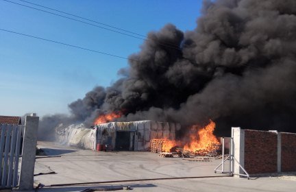 Причиной пожара на складе цеха по переработке автопокрышек в станице Старотитаровской стал умышленный поджог