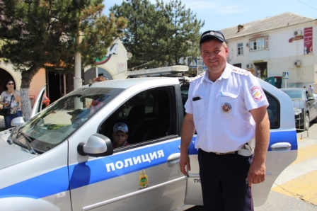 В День защиты детей Темрюкские полицейские провели акцию: «Лето без опасности», во время которой угощали детвору конфетами