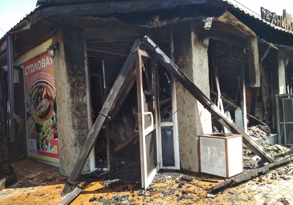 В посёлке Веселовке полностью сгорел продуктовый магазин