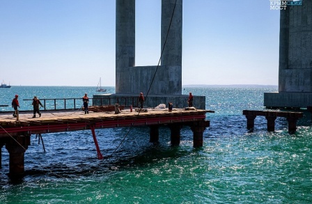 На стройплощадке Крымского моста демонтируют рабочие мосты